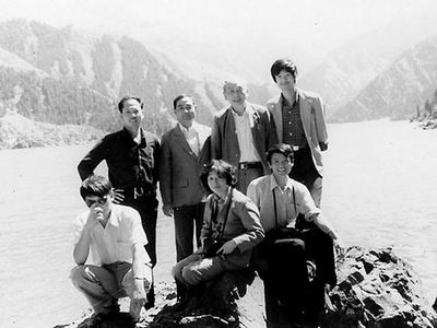 1988年夏季，作者（后排右一）和施雅風(fēng)先生（后排右二）在新疆天池。