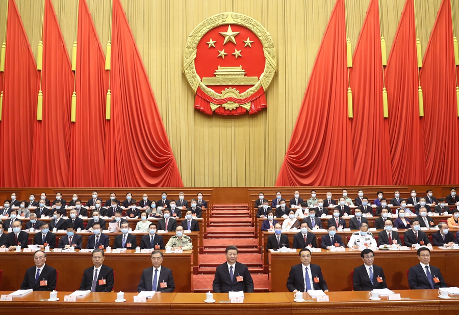 5月22日，第十三屆全國人民代表大會第三次會議在北京人民大會堂開幕。黨和國家領(lǐng)導(dǎo)人習(xí)近平、李克強(qiáng)、汪洋、王滬寧、趙樂際、韓正、王岐山等出席，栗戰(zhàn)書主持大會。