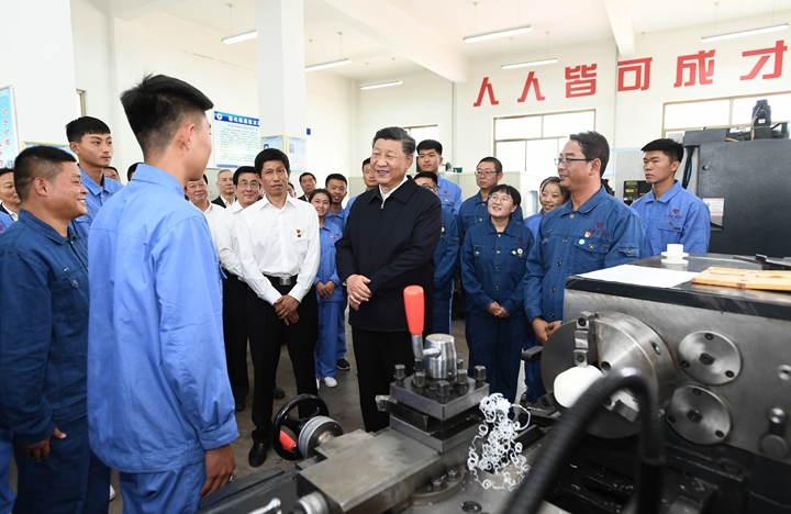 2019年8月20日，習(xí)近平在甘肅省張掖市山丹培黎學(xué)校現(xiàn)代制造技術(shù)實訓(xùn)室，觀看職業(yè)技能實訓(xùn)，同師生親切交流。