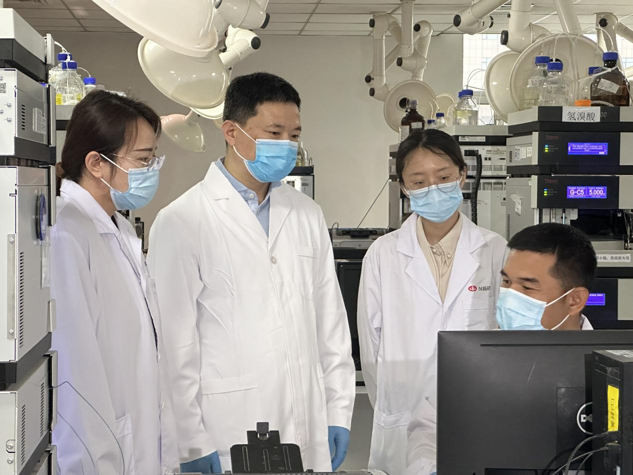 賈振華（左二）與科研人員在討論業務。 孫陽陽攝
