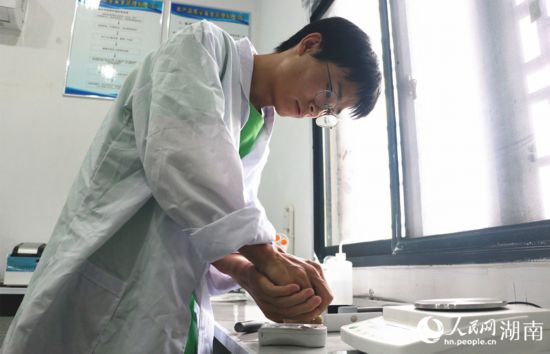 吳健筆在獼猴桃科技小院實驗室測量水果糖分。 人民網記者 劉賓攝