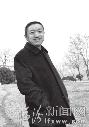 薛效東，1944年生于孝義，齋號永安居，自由畫者。自幼耽情繪事，勤學不輟，近年受趙亭人先生指導，專攻傳統(tǒng)水墨山水畫。